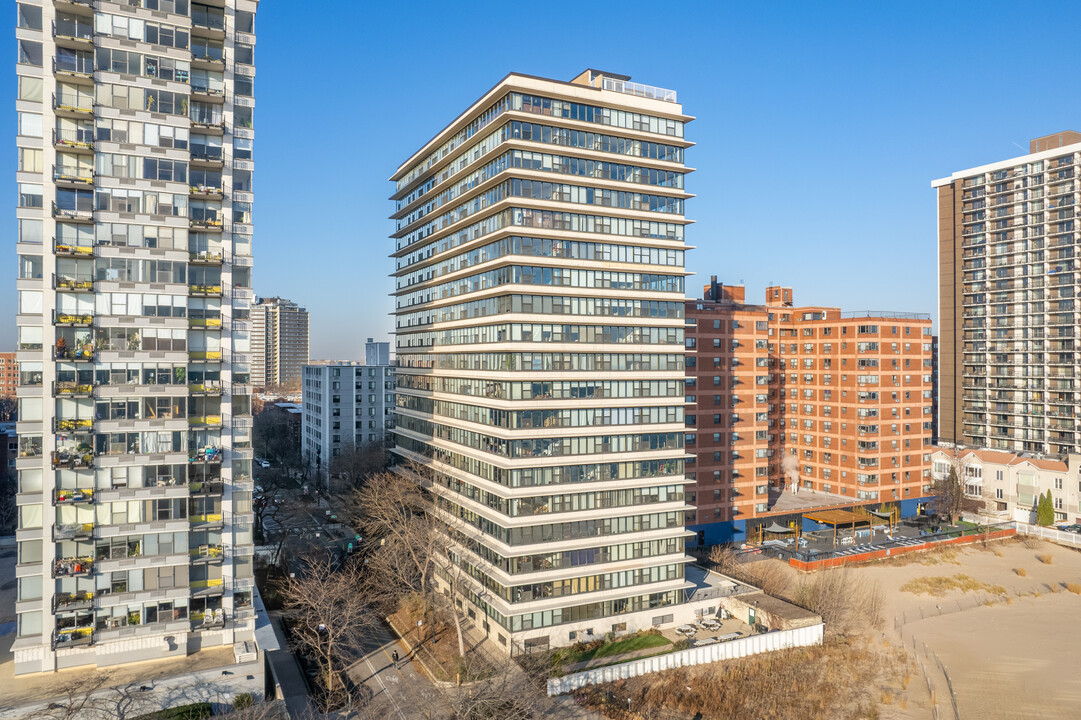 Beach Point Tower in Chicago, IL - Building Photo