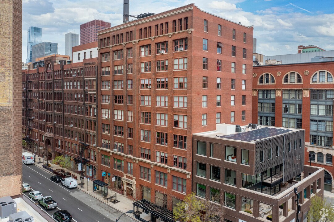 The Donohue in Chicago, IL - Building Photo