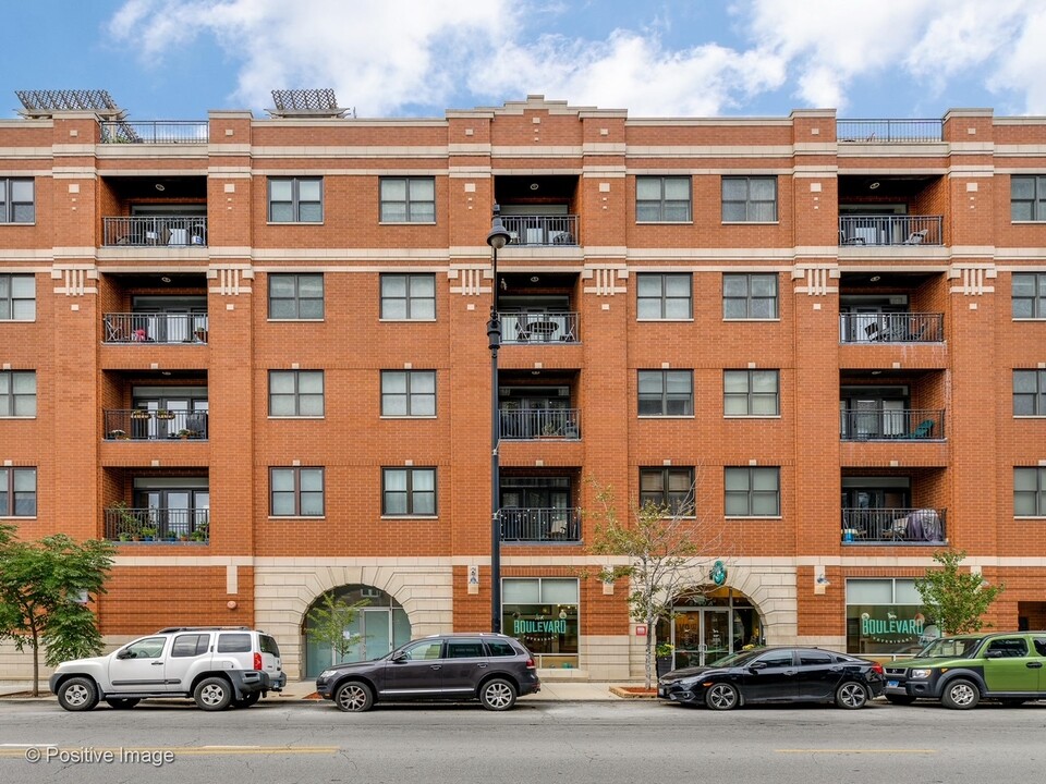 2740 W Armitage Ave, Unit 402S in Chicago, IL - Building Photo