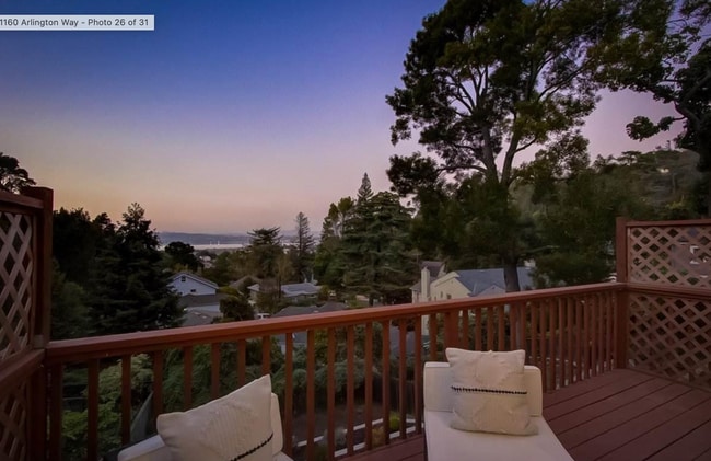1160 Arlington Way in Martinez, CA - Foto de edificio - Building Photo