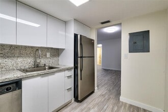 7917 SW 104th St in Miami, FL - Building Photo - Building Photo