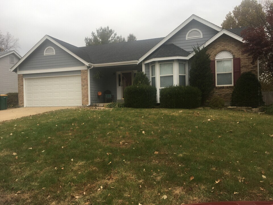 1225 Crooked Creek Dr in St. Charles, MO - Foto de edificio