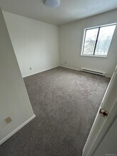 8004 Chelsea Cove N in Hopewell Junction, NY - Foto de edificio - Building Photo