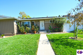 6622 Woodlake Ave in West Hills, CA - Foto de edificio - Building Photo