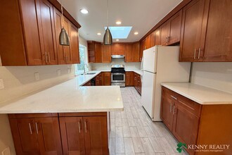 1041 Sunset Dr in San Carlos, CA - Building Photo - Building Photo