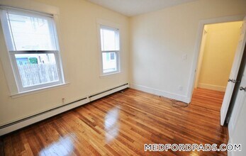 15 Taylor St, Unit 1 in Medford, MA - Foto de edificio - Building Photo