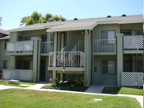 Country Club Villas in Bakersfield, CA - Building Photo - Building Photo