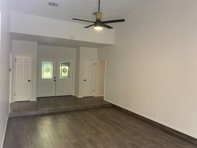 610 Woodlake Cir in Sugar Land, TX - Building Photo - Building Photo