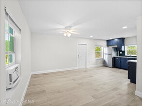 101 Deland Ave in Indialantic, FL - Foto de edificio - Building Photo