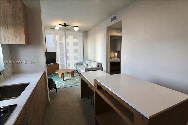 698 NE 1st Ave in Miami, FL - Building Photo - Building Photo