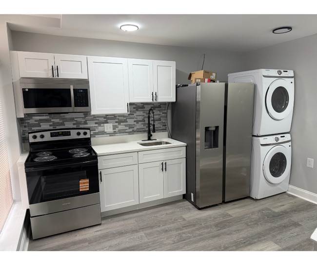 3325 E Monument St in Baltimore, MD - Building Photo - Building Photo