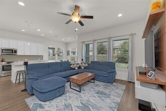 10024 Dalliance Ln in Manor, TX - Foto de edificio - Building Photo