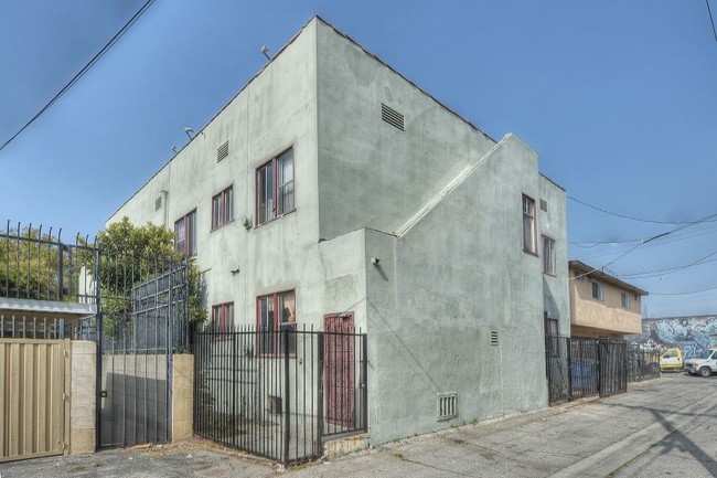 2622 Brighton Ave in Los Angeles, CA - Foto de edificio - Building Photo