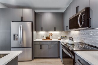 Aura Crown Heights in Lewisville, TX - Foto de edificio - Building Photo