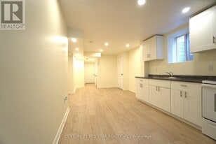 521 Yates Dr in Milton, ON - Building Photo