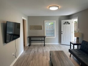 609 Lakeshore Dr in Hillsborough, NC - Building Photo - Building Photo