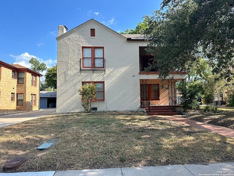 119 E Ridgewood Ct in San Antonio, TX - Building Photo