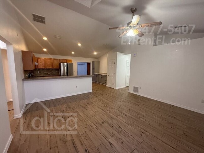 1143 Madura Dr in Deltona, FL - Building Photo - Building Photo