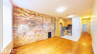 116 E 57th St in New York, NY - Building Photo - Building Photo