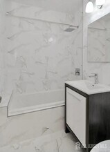 77 W 55th St in New York, NY - Building Photo - Building Photo