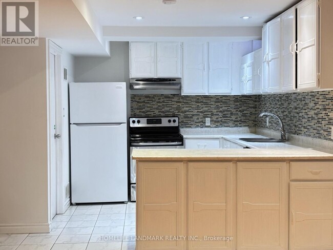 138 Keffer Cir in Newmarket, ON - Building Photo - Building Photo