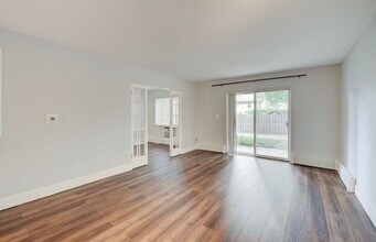 2323 S Goebbert Rd in Arlington Heights, IL - Building Photo - Building Photo