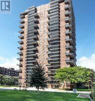 70 Park St E in Mississauga, ON - Building Photo