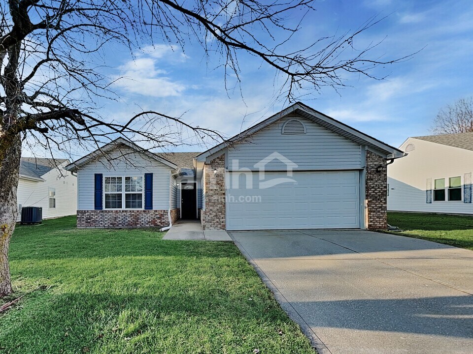 1354 Millridge Dr in Greenwood, IN - Building Photo