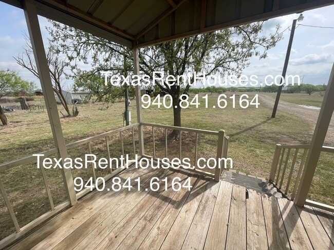 12872 McFall Rd in Iowa Park, TX - Building Photo - Building Photo