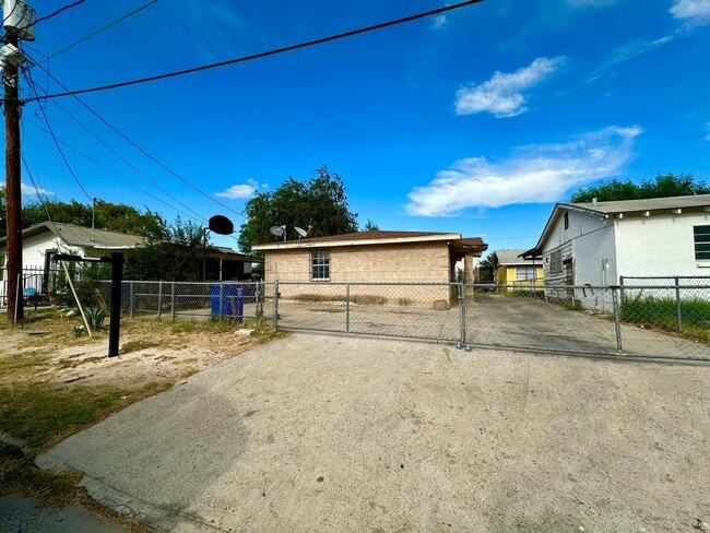 3703 Flores Ave in Laredo, TX - Foto de edificio - Building Photo