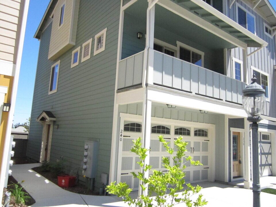 240 Cherry Bark Ln in Medford, OR - Building Photo
