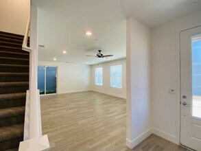 2726 E Tamarind Dr in Fresno, CA - Building Photo - Building Photo