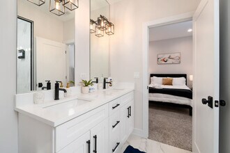 3725 S Giles Ave in Chicago, IL - Building Photo - Building Photo