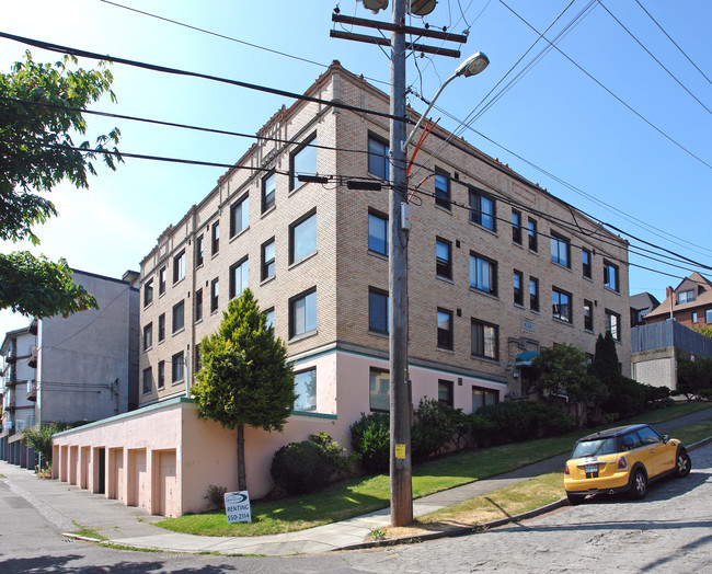 Warren Cliff Apartments in Seattle, WA - Building Photo - Building Photo