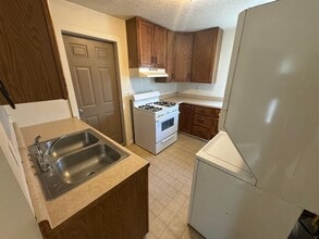 638 N Broad St in Grove City, PA - Building Photo - Building Photo