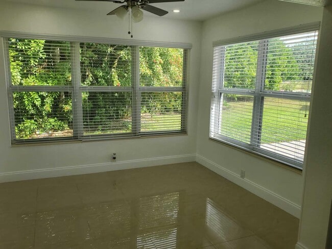 516 NW 8th Ct in Boynton Beach, FL - Foto de edificio - Building Photo
