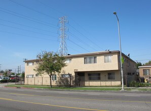 9721 S San Pedro St in Los Angeles, CA - Building Photo - Building Photo