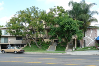 14221 Burbank Blvd in Van Nuys, CA - Building Photo - Building Photo