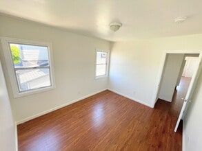 971 1/2 W 42nd Pl in Los Angeles, CA - Building Photo - Building Photo