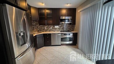 94 Driftwood Dr in Franklin Township, NJ - Building Photo - Building Photo