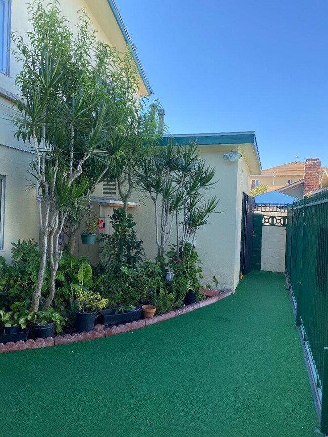 Alethea Apartments in Bell, CA - Foto de edificio - Building Photo