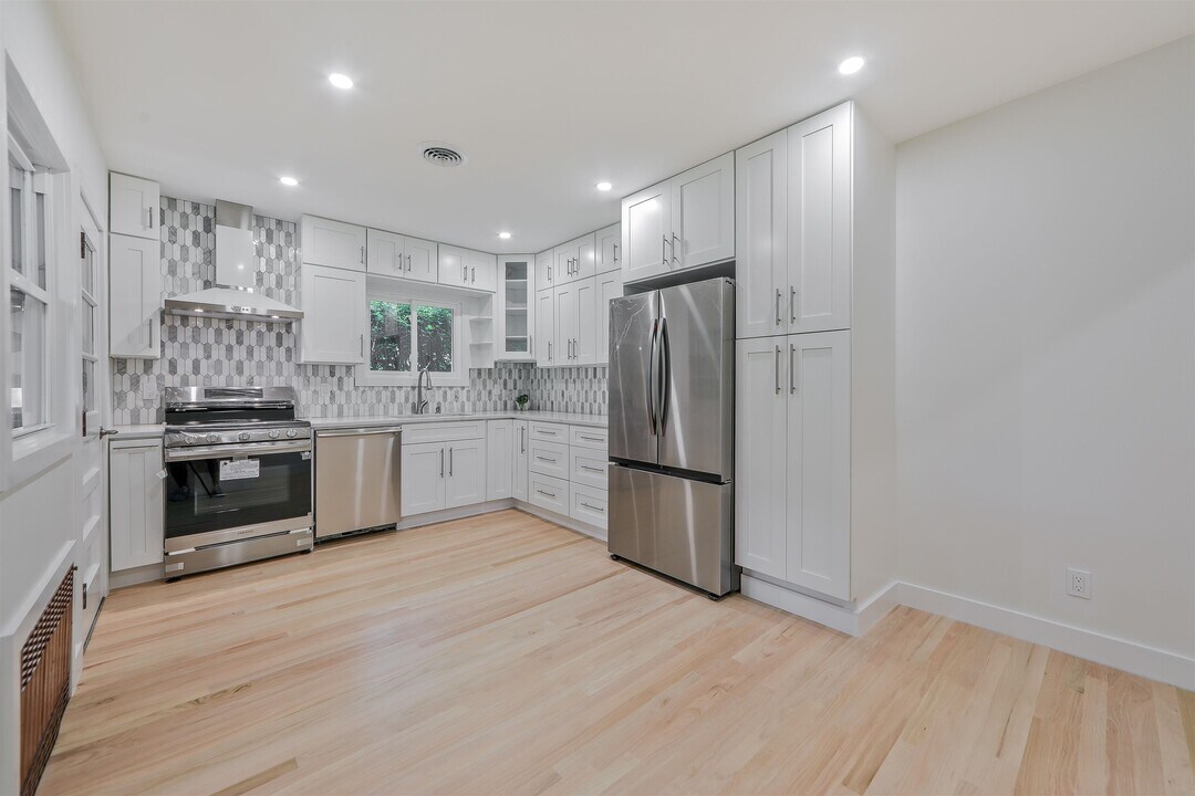21 E CENTRAL Ave in Bergenfield, NJ - Building Photo