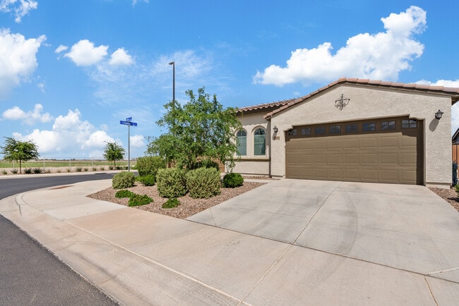 property at 2204 E Kelly Dr