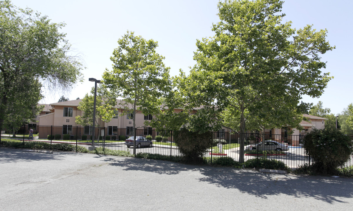 Columbia Park Manor in Pittsburg, CA - Building Photo