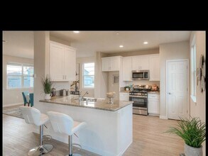 1058 Heritage Way in Yuba City, CA - Building Photo - Building Photo