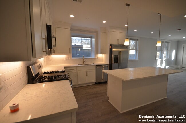 120 Kenrick St, Unit 6 in Boston, MA - Foto de edificio - Building Photo