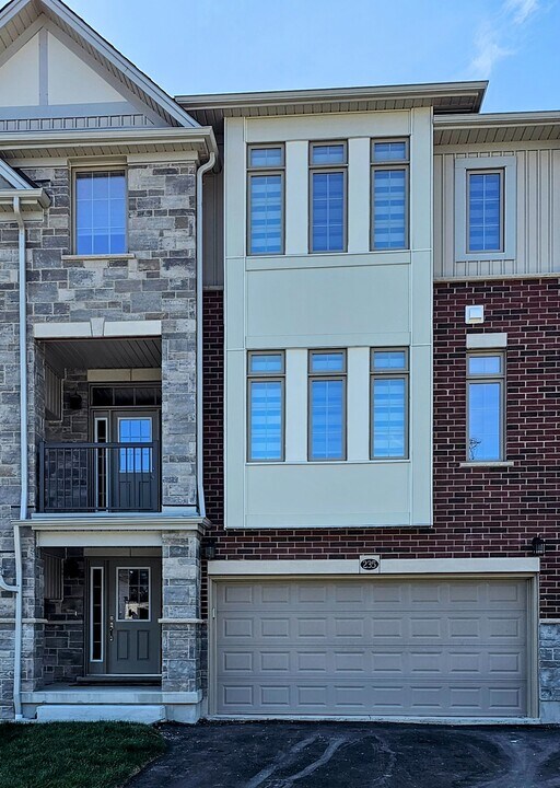 235 Raspberry Pl in Waterloo, ON - Building Photo