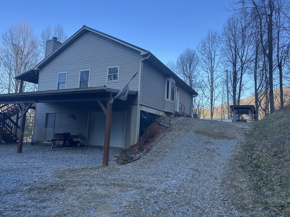 83 Carlton Ln in Canton, NC - Building Photo