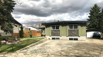 9 Morgan Crescent in St. Albert, AB - Building Photo