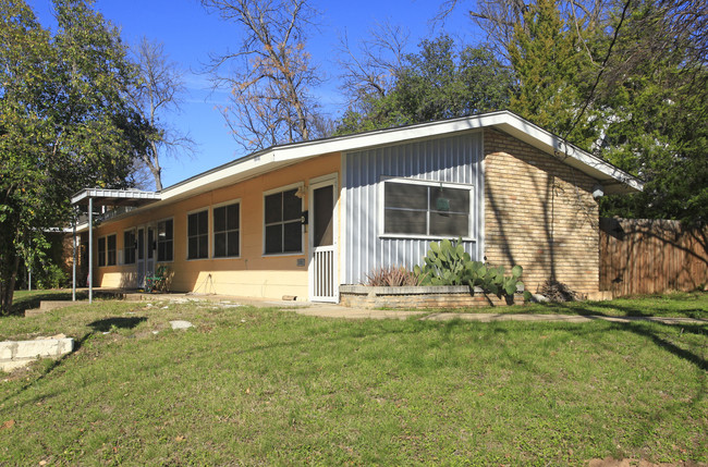 Campus Flats in Austin, TX - Building Photo - Building Photo